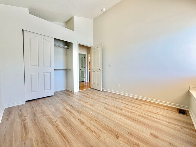 Building Photo - 717 E Hundley Hvn Cir