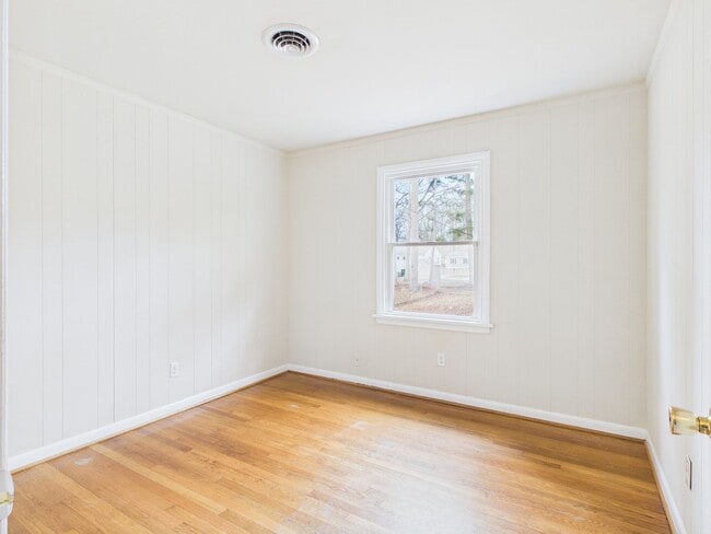 Building Photo - 1018 Barlen Dr