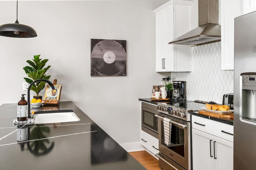 Building Photo - 2131 Goodrich Ave