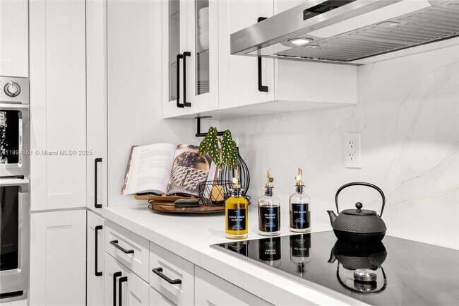 Building Photo - 520 Brickell Key Dr