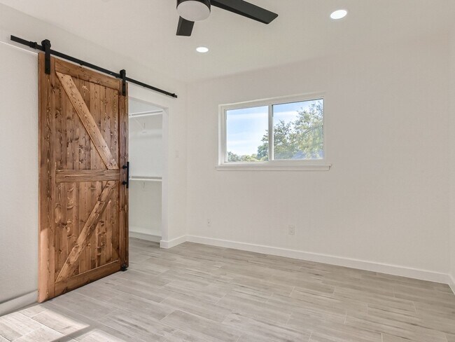 Building Photo - 8416 Maine Dr
