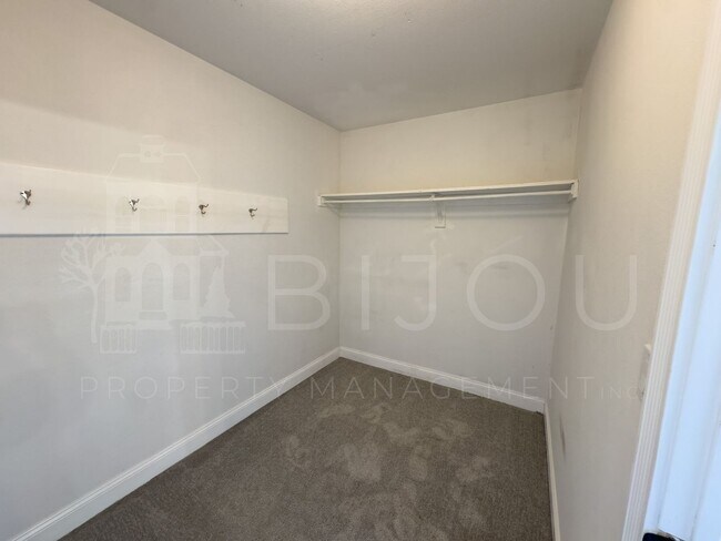 Building Photo - Spacious Country Living!