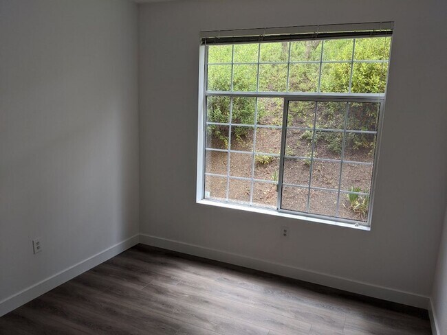 Building Photo - 2 Bedroom-2 Bathroom Single Story Condo in...