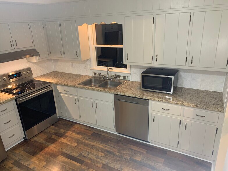 Newly updated kitchen with stainless steel appliances - 1265 Woodmere Rd