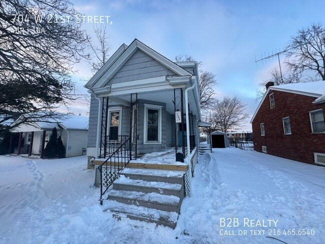 Building Photo - 704 W 21st St