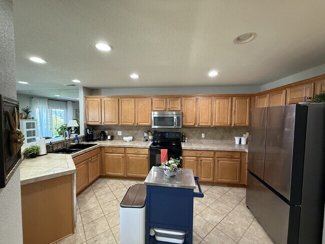 Building Photo - "Charming 3-Bedroom Duplex in Castle Rock"    Spacious 1806 Sq Ft, 2.5 Baths!  Available - NOW