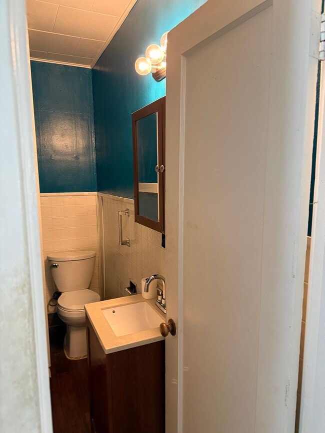 Building Photo - Charming 2-bedroom unit in fourplex