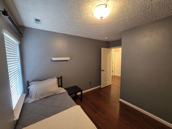 Building Photo - Super Adorable End-Unit Townhome in RTP with Designer Flair!