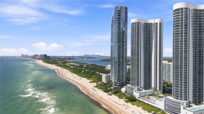 Building Photo - 15811 Collins Ave