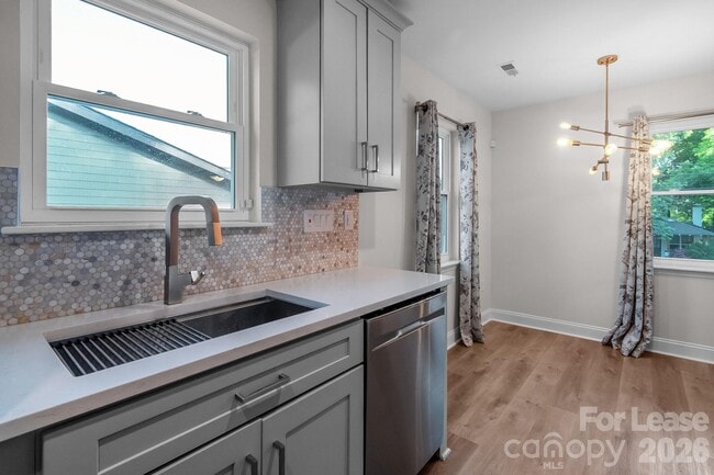 Building Photo - 812 E 18th St