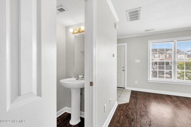 Building Photo - 404 Springwood Dr