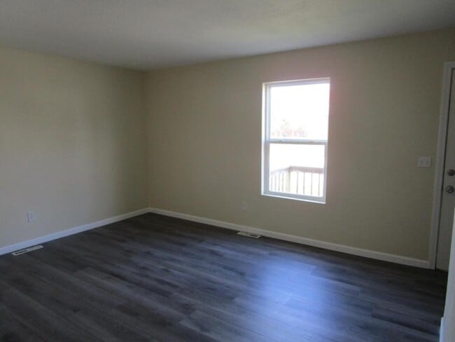 Building Photo - 711 S Osteopathy Ave