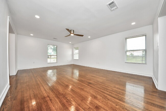 Building Photo - Luxury Living Meets Modern Elegance in the Heart of Houston