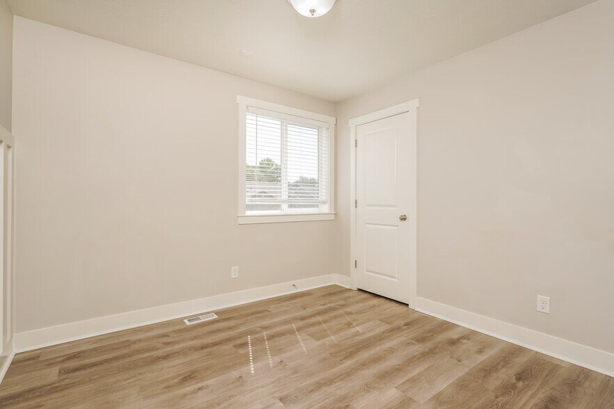 Building Photo - 4711 S W Pk Dr
