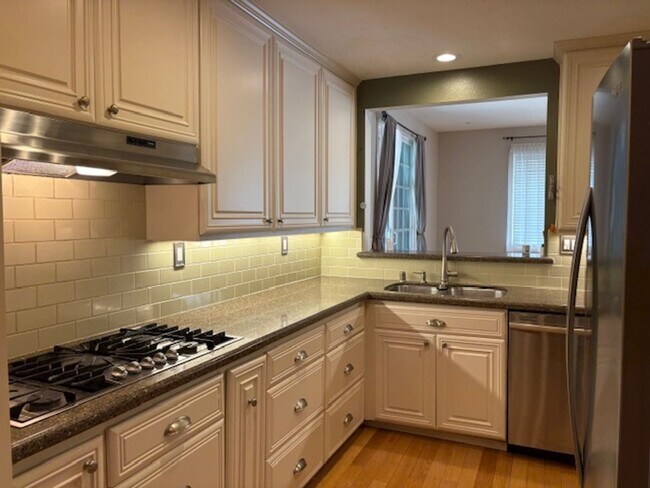 Building Photo - Beautiful Home