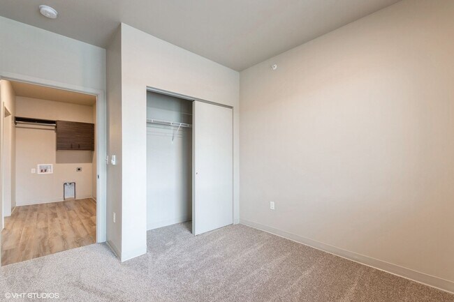 Building Photo - 3rd floor 2 bed, 1bath Apartment!