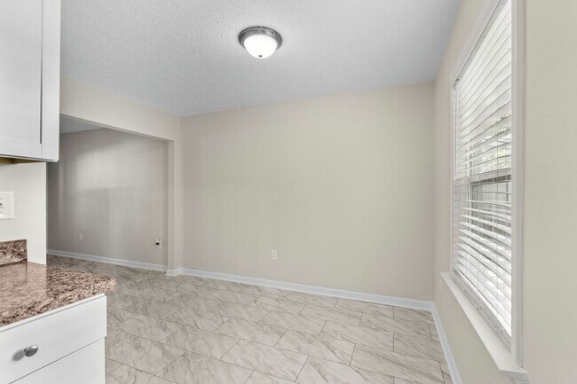 Building Photo - End unit of a Triplex within walking dista...