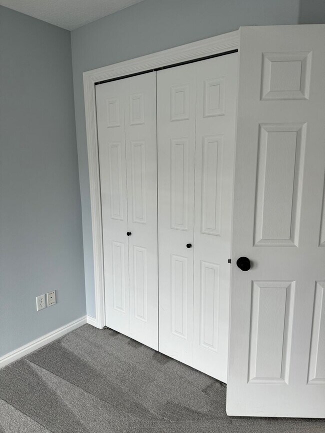 Building Photo - Townhouse with Spacious layout and convien...
