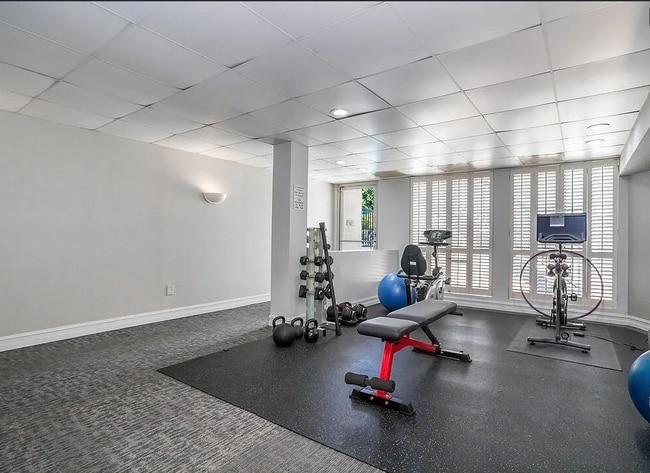 Building Photo - 906 N Doheny Dr