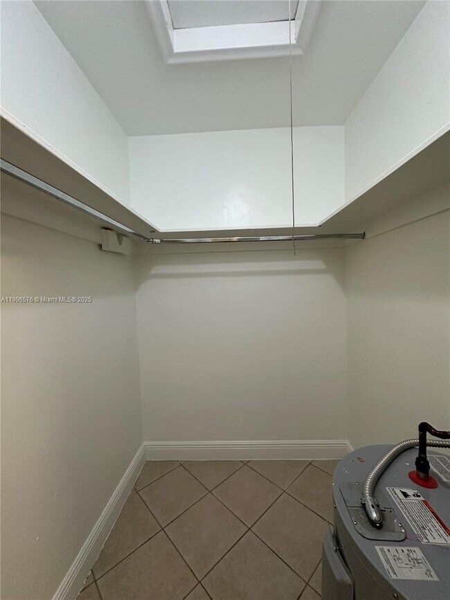 Building Photo - 2900 NE 17th Ave