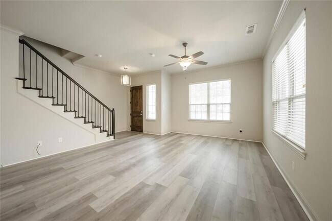 Building Photo - 2745 Troutt Dr
