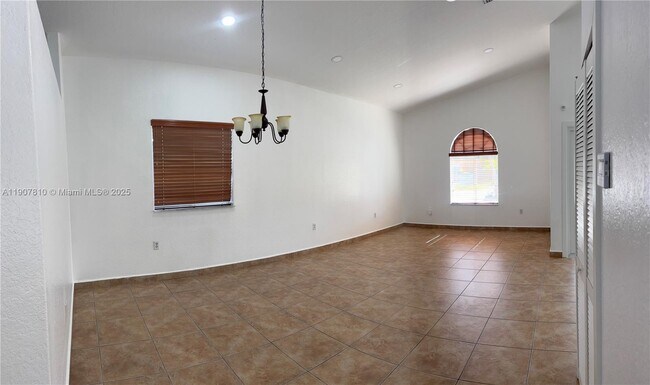 Building Photo - 709 SE 13th Terrace