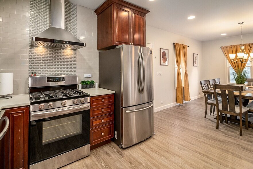 Building Photo - 327 W School St