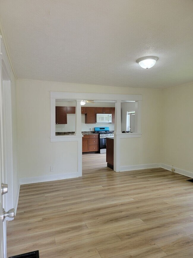 Building Photo - 3 Bedroom, 1 Bath, Available July 2026