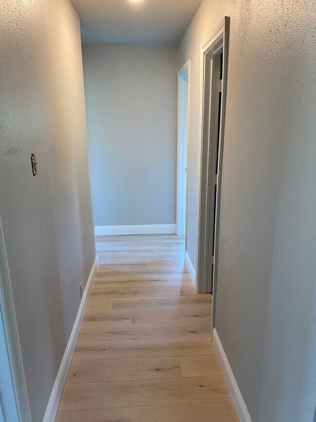 Building Photo - 807 Raleigh Cir