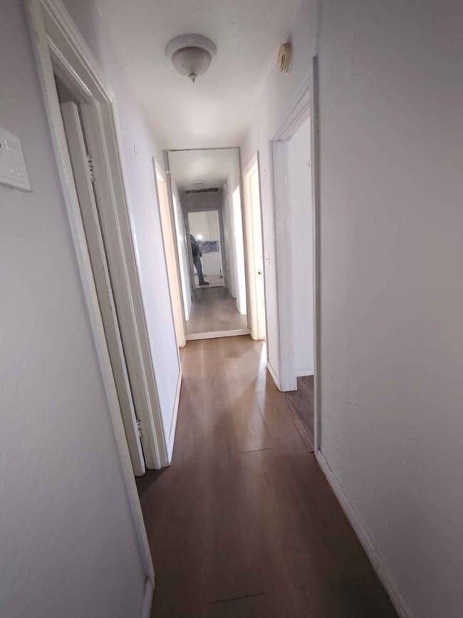 Building Photo - 207 E Chestnut Ave