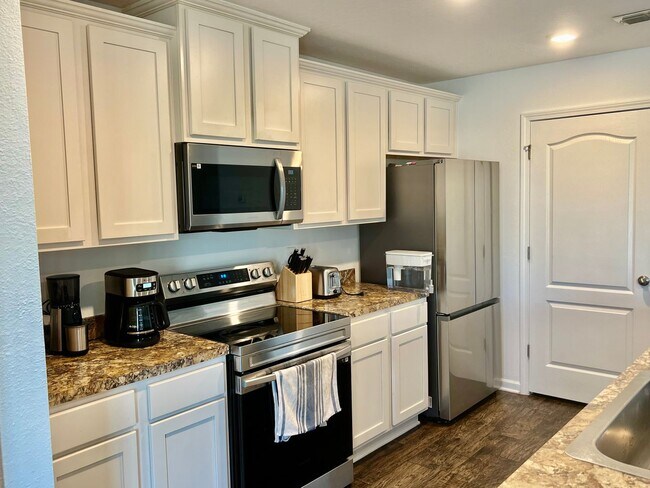 Building Photo - Beautiful 3 Bed, 2 Bath Rental Home – Mode...