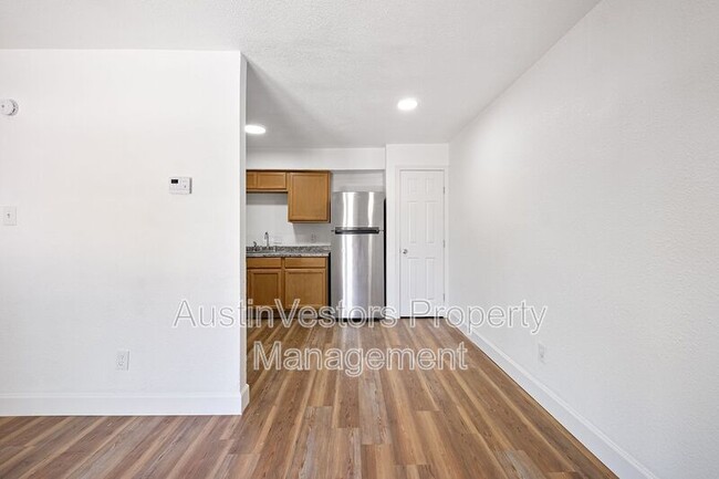 Building Photo - 2217 Mission Hill Dr