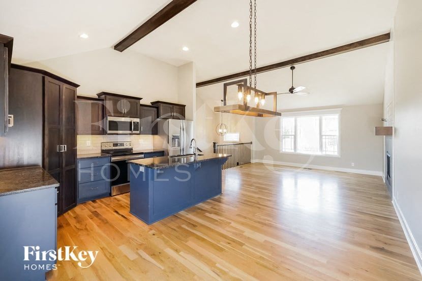 Building Photo - 811 S Sunset Ln
