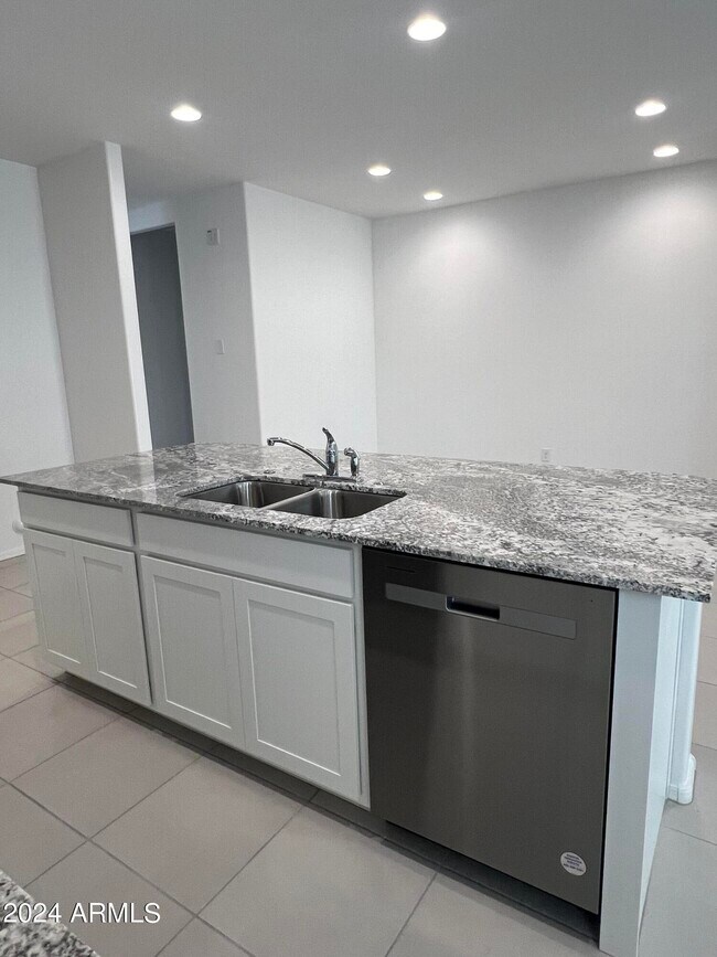 Building Photo - 15618 W Desert Hollow Dr