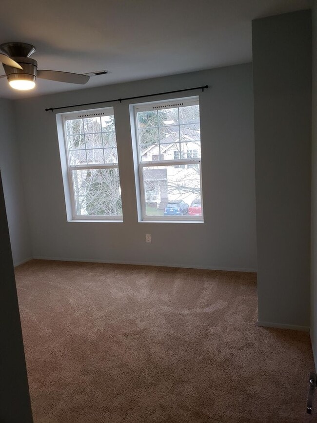 Building Photo - Beautiful Three Bedroom Centrally Located!