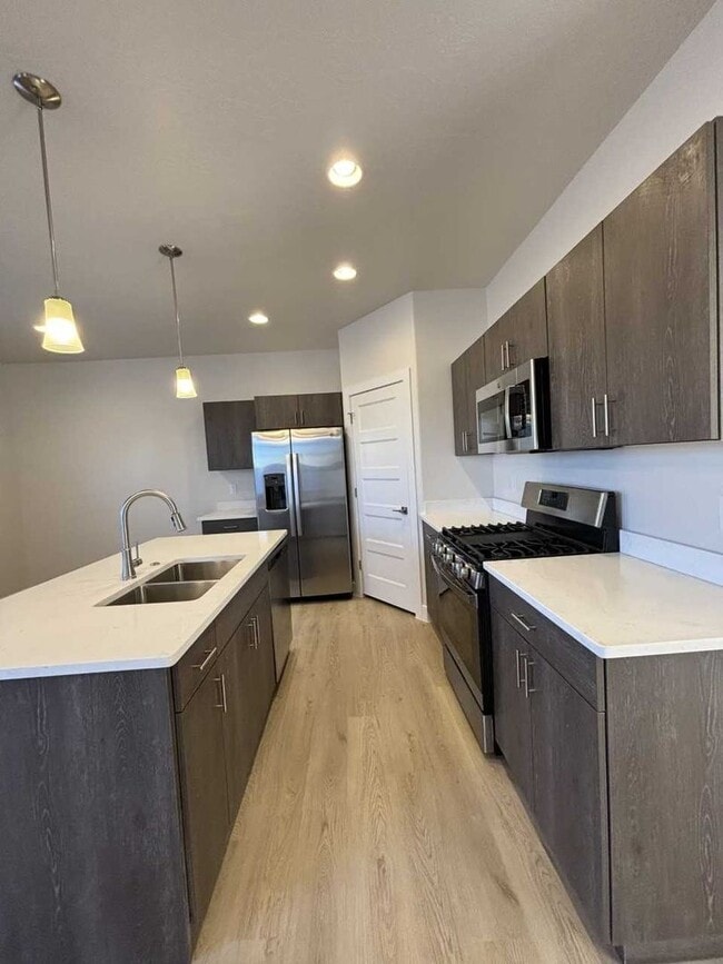 Building Photo - Beautiful Crimson Park Townhome!