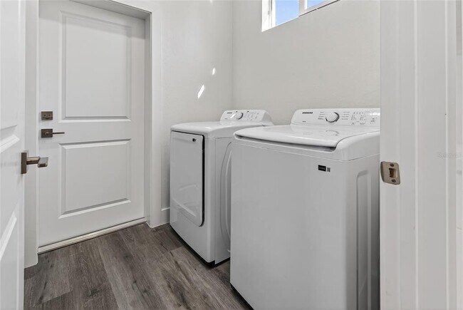 Building Photo - 511 Sweetwater Dr