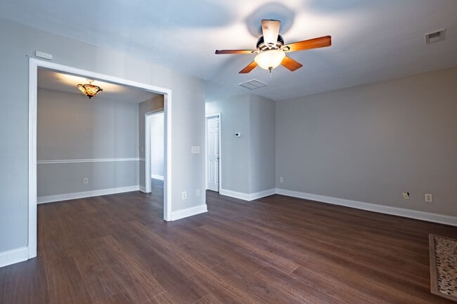 Building Photo - Private 2BR Townhome with Two En-Suite Bathrooms