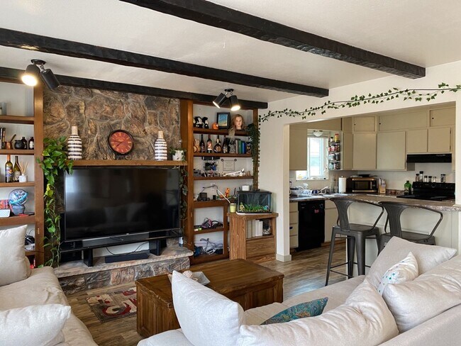 Building Photo - STUDENTS WELCOME! Spacious single-family home in the heart of Ft. Collins!