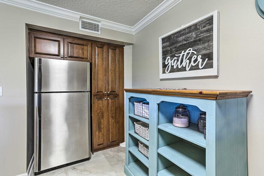 Building Photo - 6141 Bahia Del Mar Blvd S