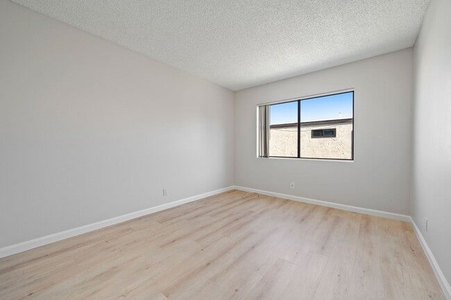 Building Photo - 18842 Smokewood Cir