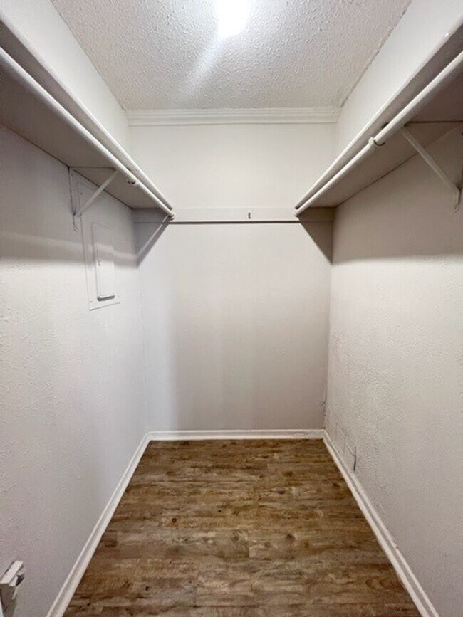 Building Photo - 8928-8928 Greenmound Ave