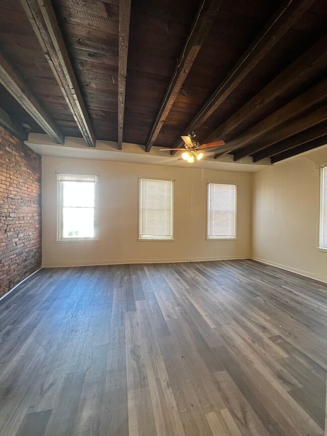 Building Photo - 253 N Mulberry St