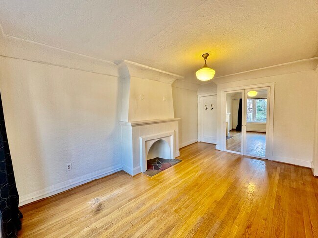 Building Photo - Charming Studio in the heart of Capitol Hill!!!!!