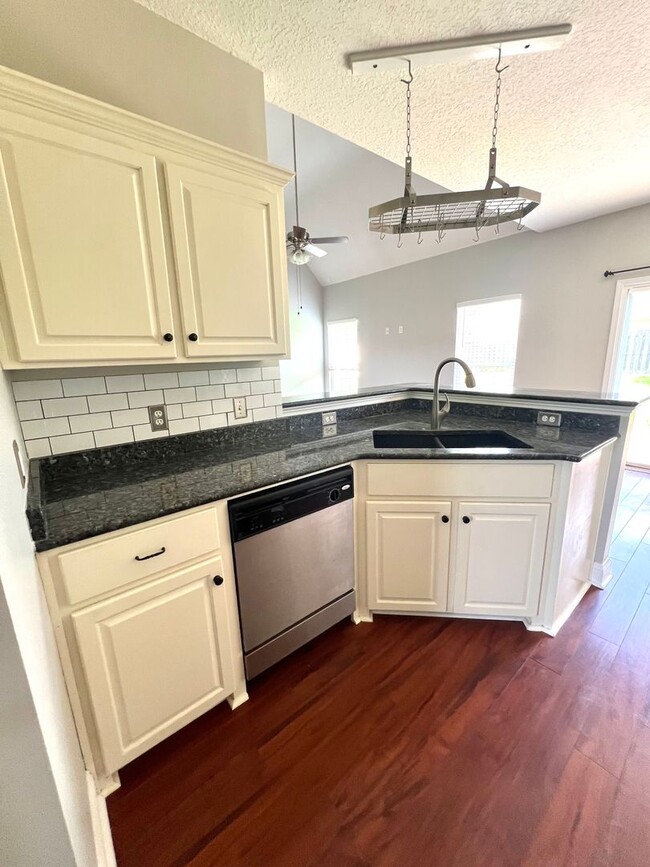 Building Photo - 4 bed 2.5 bath home!