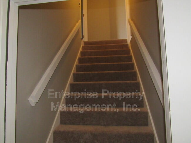 Building Photo - 7037 Meadowlands Pl