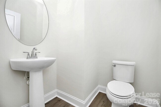 Building Photo - 6029 Mariemont Cir