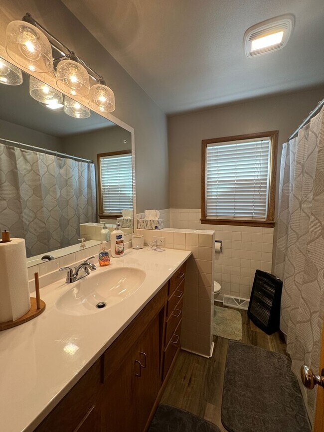 Building Photo - Spacious 3 Bedroom Home Available Early January!