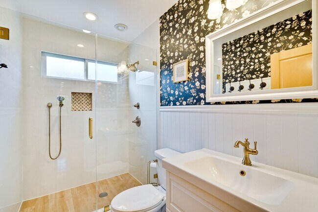 Building Photo - Quaint and Cozy One-Story Craftsman-style Home nestled in the sought-after Sunnyvale neighborhood...