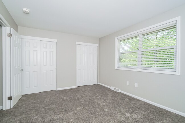 Building Photo - 6 Jamestown Ct